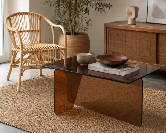 Table basse en verre fumé : 5 idées pour l'intégrer avec élégance dans votre salon