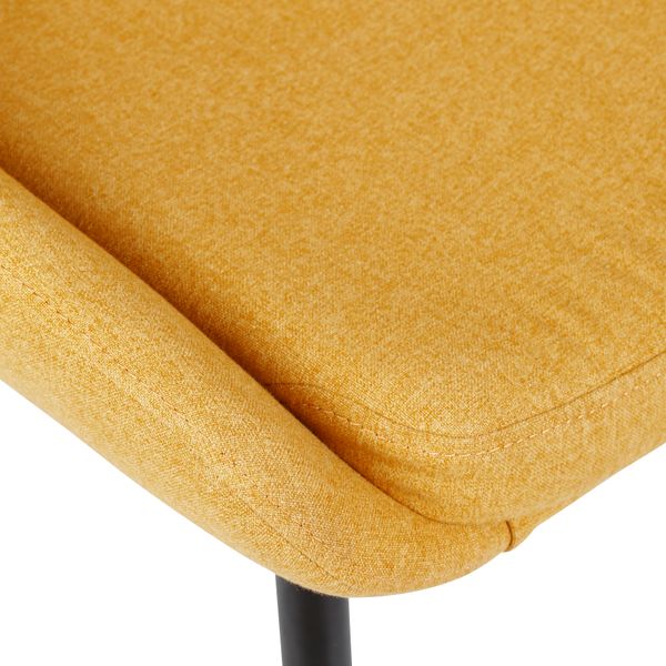 Chaise en tissu jaune moutarde