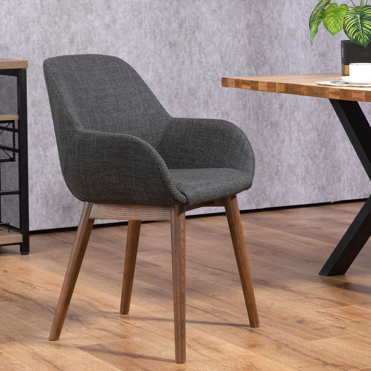 Chaise repas avec accoudoirs en tissu noir pied chêne foncé