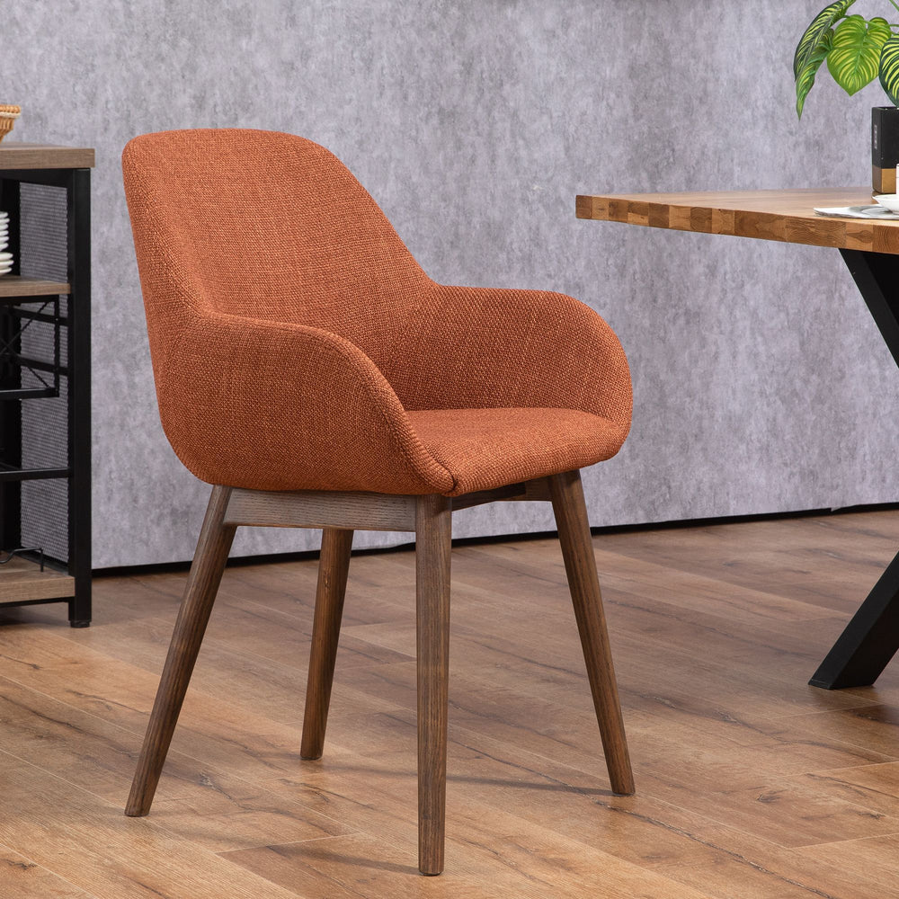 Chaise repas avec accoudoirs tissu caramel pied chêne foncé