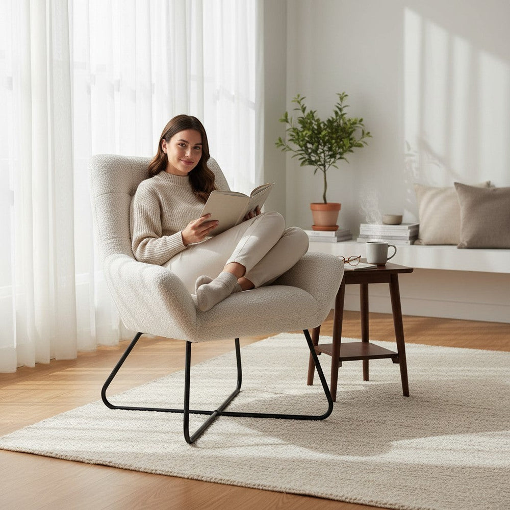 Fauteuil ZAGO STORE Kami blanc en tissu effet laine bouclée avec pieds en métal noir dans un salon cosy