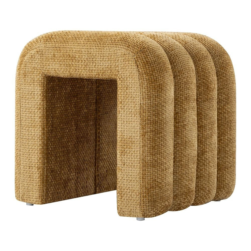 Pouf ZAGO STORE en tissu chenillé couleur miel au design moderne et courbé avec une texture douce et structurée