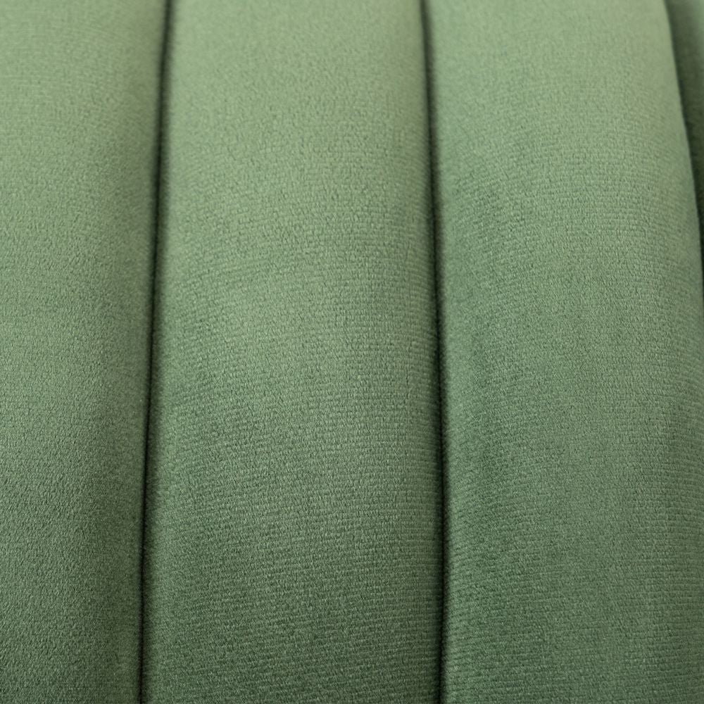 Gros plan sur la texture en velours vert clair du pouf ZAGO STORE au design sculptural et élégant